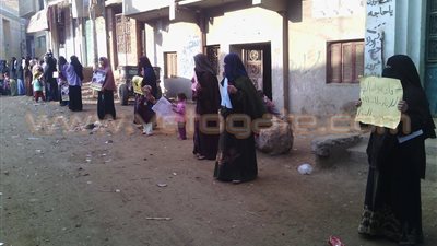 بالصور.. سلاسل بشرية لأخوات 