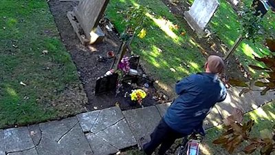 «حرامي وقح» يستهدف قبر فتاتين (فيديو وصور)