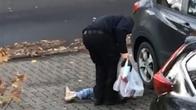 رجل يعالج نوبة غضب طفلته بطريقة طريفة (فيديو وصور)