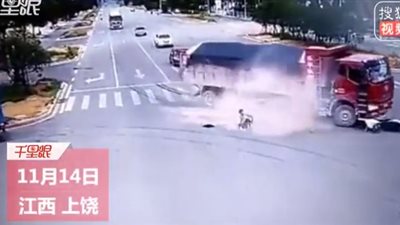 قائد دراجة بخارية ينجو من الموت مرتين في لحظة واحدة (فيديو)