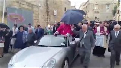 مدينة إيطالية تستقبل رئيس أساقفة بسيارة بورش يسحبها الأطفال (فيديو)