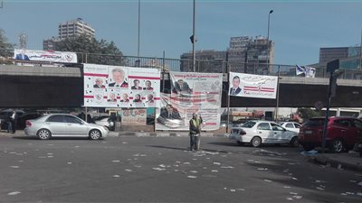 عمال النظافة في محيط نادي الزمالك يصلحون ما أفسدته الدعاية