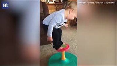 طفل 20 شهرا يثير دهشة والدته بمهاراته في التوازن (فيديو وصور)