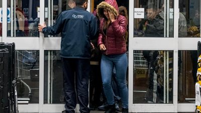 مشهد صادم لمتسوقي بريطانيا يصطفون بانتظام في الجمعة السوداء