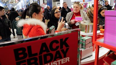 فوضى «البلاك فرايداي» وحيل غريبة للعملاء لتجاوز الزحام (صور)