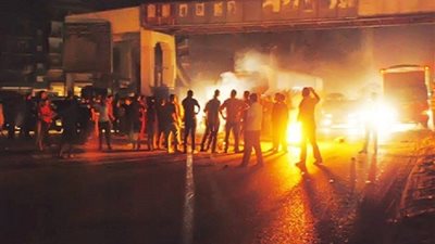 أهالي طنطا يقطعون طريق «مصر- إسكندرية» ويشعلون النيران في إطارات السيارات