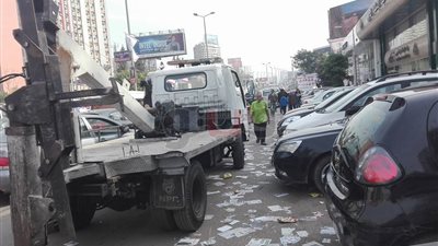 نقل سيارات الصف الثاني في محيط «الزمالك» بالونش (صور)