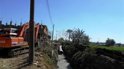 محافظ سوهاج: بدء أعمال تغطية مصرف نجع المقلة بجهينة (صور)