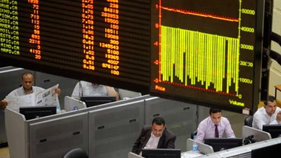 خبير اقتصادي: مؤشرات البورصة انخفضت 1.5% تأثرًا بخطف الجنود