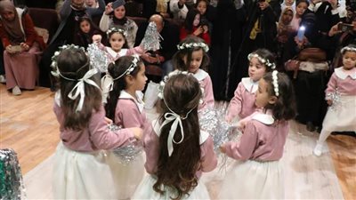 فقرات فنية باللغة الإنجليزية لرياض أطفال الأزهر بجناحه في معرض الكتاب