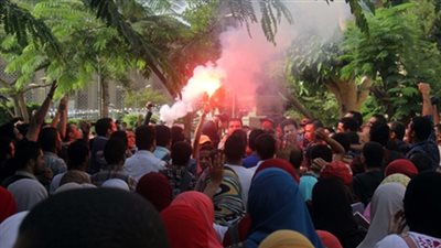 طلاب «الإرهابية» يطلقون الشماريخ أمام «حاسبات حلوان»