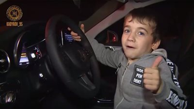 سيارة مرسيدس هدية طفل عمره 5 سنوات بسبب لياقته البدنية (فيديو)