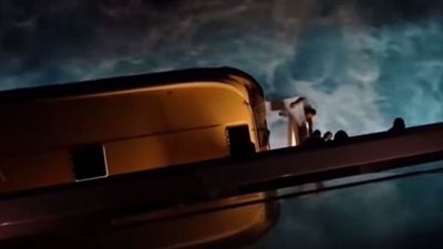 بالفيديو.. لحظة سقوط راكب في البحر بسبب «نكتة» عن الشواذ