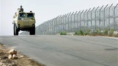 وقفة لأهالى القنطرة شرق على جانبى كوبرى السلام لتحية القوات العابرة لـ