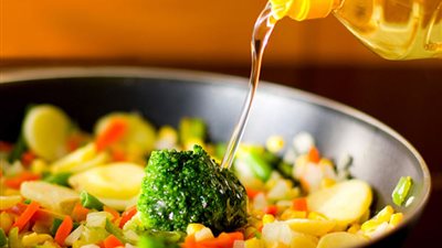 احذري.. الطبخ بالزيوت النباتية يسبب السرطان ويضر بالمخ