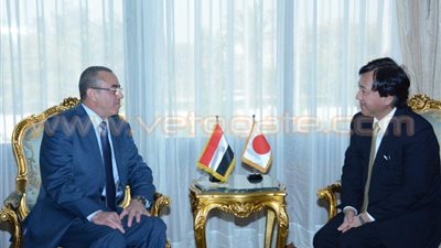 بالصور.. وزير الطيران يستقبل السفير الياباني بالقاهرة