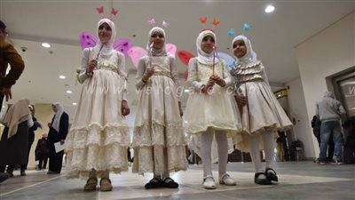 بجناحين ولبس أبيض.. ملائكة معرض الكتاب يتجولون داخل أروقته| صور
