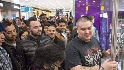 البرازيليون يتدافعون من أجل شاشات التليفزيون في «البلاك فرايدي» (صور)