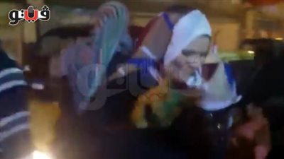 بالفيديو.. سيدة تشعل حماس المواطنين بالرقص على تسلم الأيادي بالعمرانية