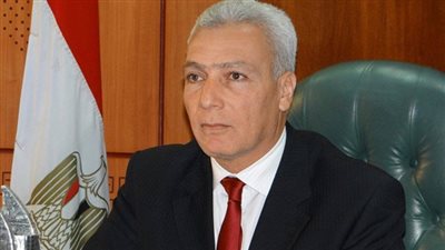 محافظ بورسعيد يكافئ عامل نظافة وسائقي سيارة ولودر على التزامهم بعملهم