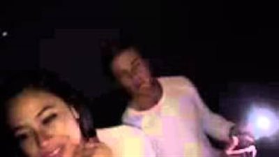 بالفيديو.. رجل يضبط زوجة صديقه تخونه مع «جرسون» بأحد البارات