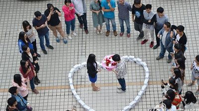 بالصور.. فتاة تصدم شابا عرض عليها الزواج بـ 99 هاتف «آيفون 6»