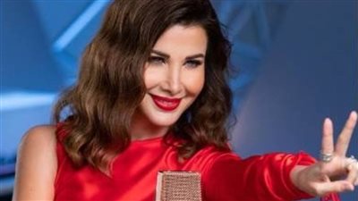 نانسي عجرم  بعلامة النصر بعد نظر أولى جلسات قضية اتهام زوجها بالقتل
