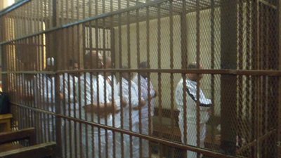 متهمو أحداث «بولاق أبو العلا» و«شارع السودان» يصلون الظهر داخل القفص