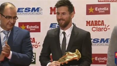 ميسي يتسلم جائزة الحذاء الذهبي (فيديو)