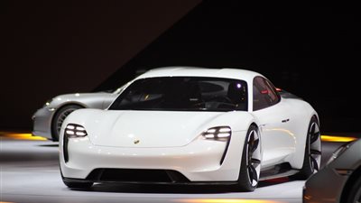 بورش تحتل المرتبة الأولى في أمريكا