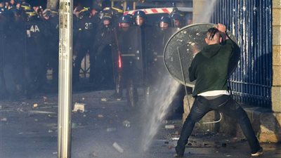 صور جديدة للاشتباكات الدامية بين الفرنسيين والشرطة بسبب أسعار الوقود