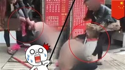 بالفيديو.. أمراة غاضبة تسحل عشيقة زوجها وتجردها من ملابسها في الشارع