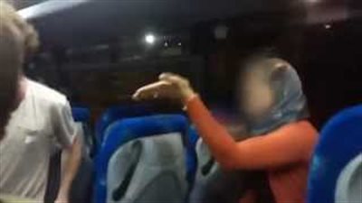 بالفيديو.. اعتداء عنصر على فتاة عربية محجبة بالقدس