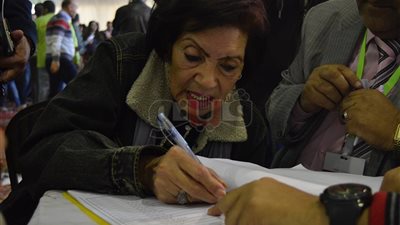 رجاء حسين تدلي بصوتها بانتخابات الزمالك (صور)