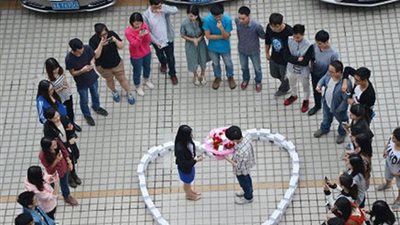 بالصور.. أغرب اقتراحات الزواج على الكرة الأرضية.. شاب يرسم قلبا بـ99 هاتف آيفون.. وآخر يرتدي زي سوبر مان ويهبط من السماء واضعًا الخاتم في يد صديقته.. وتقديم ألف قطعة 