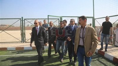 وزير الشباب ومحافظ قنا يفتتحان أعمال تطوير مركز الزوايدة (صور)
