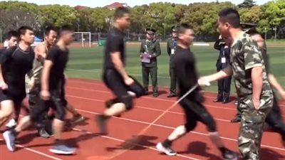 جنود صينيون يظهرون عملا جماعيا لا يصدق (فيديو)