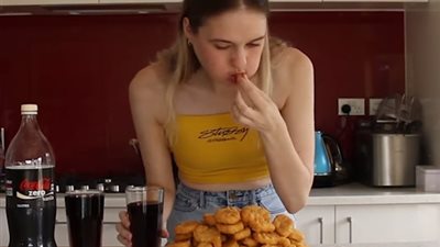 موديل تتحدى متابعيها بتناول ٦٦ قطعة دجاج (فيديو)