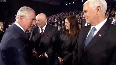 الأمير تشارلز يتجاهل مصافحة نائب ترامب بمؤتمر 