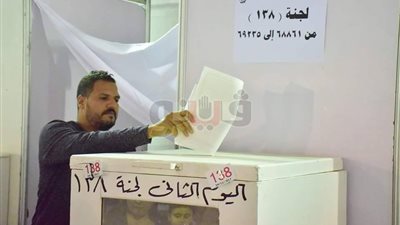 محمود محمود يدلي بصوته في انتخابات القلعة البيضاء «صورة»