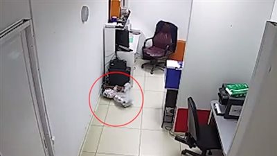 لحظة انفجار لوح متحرك ترك بالشاحن دون مراقبة (فيديو)