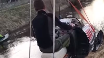 غباء رجل يفقده عربة تزلج الجليد في تجربة فاشلة (فيديو)