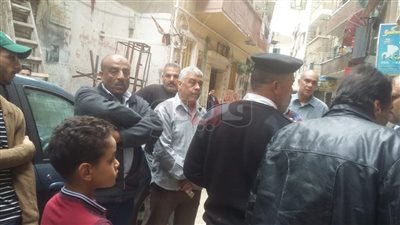 إنقاذ عجوز من تحت أنقاض عقار بالإسكندرية (صور)