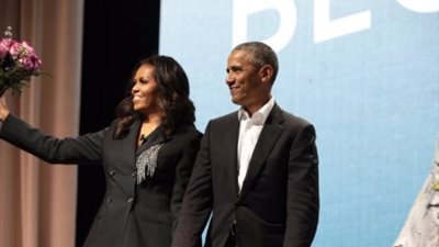 «الزوج الحنين رزق».. أوباما يفاجئ زوجته بباقة ورد على الهواء