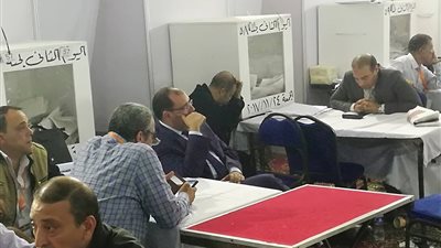 غضب مندوبي مرشحي انتخابات الزمالك لتأخر فرز الأصوات.. (صور)