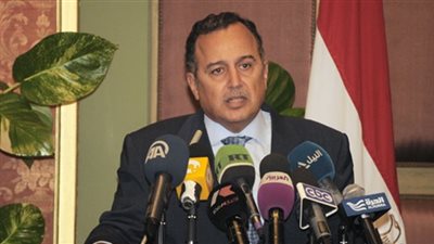 نبيل فهمي يستقبل أُسر الدبلوماسيين المختطفين في ليبيا