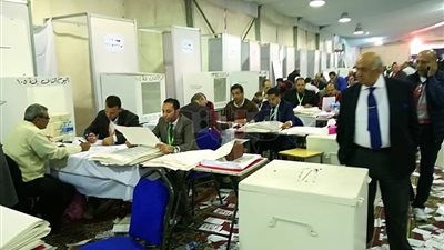 رئيس اللجنة المشرفة على انتخابات الزمالك يتابع فرز الأصوات (صور)