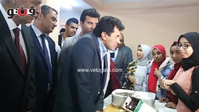 طفلة لوزير الشباب: «فكرة ابتكاري جاتني من قرف المواصلات» (فيديو)