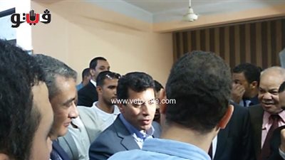 وزير الشباب يداعب طفل قناوي: «أنت دولي بقا» (فيديو)