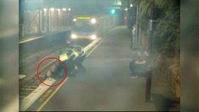 فتاة تنجو من الموت بأعجوبة (فيديو)